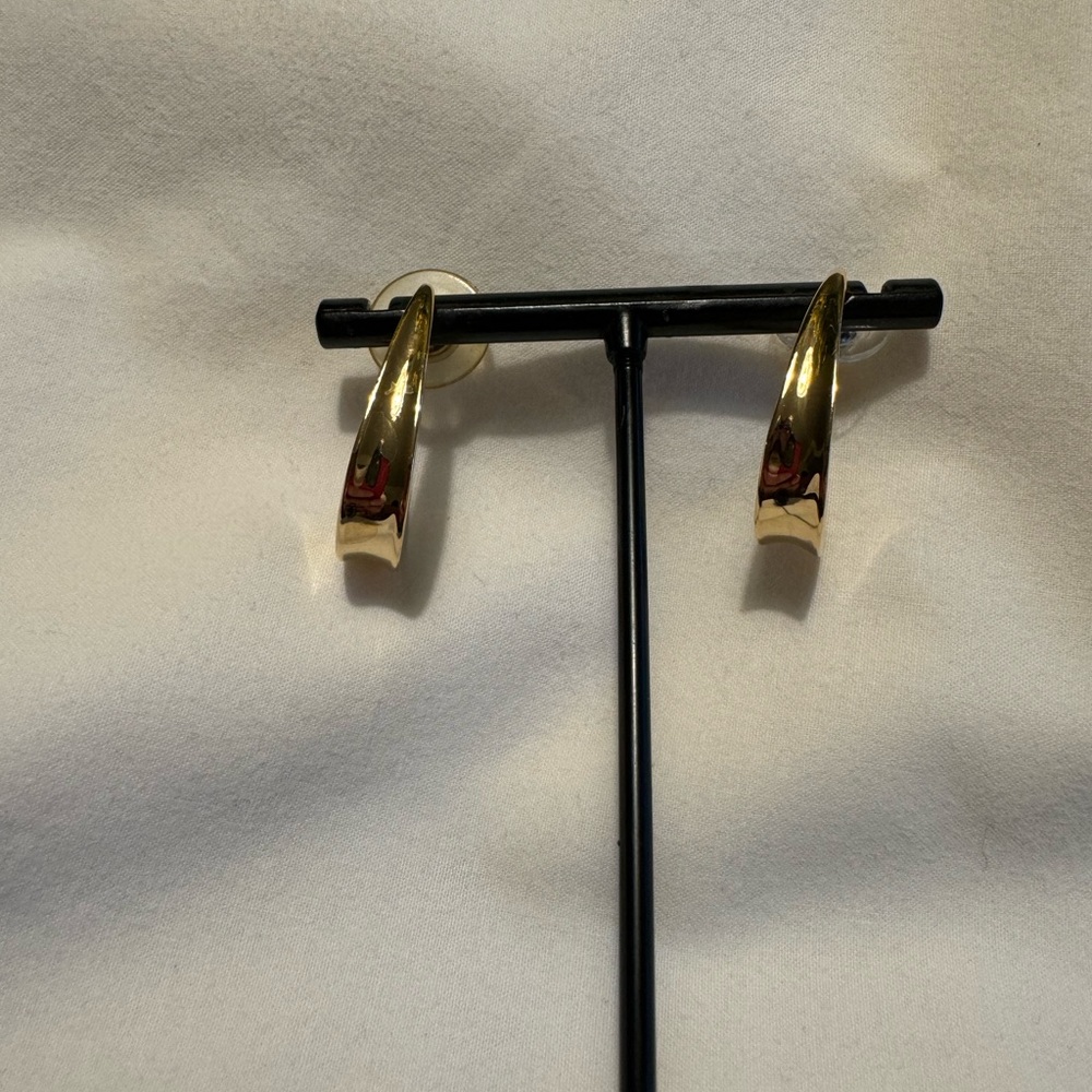 Gold tone drop loop earrings, 1”. EUC.